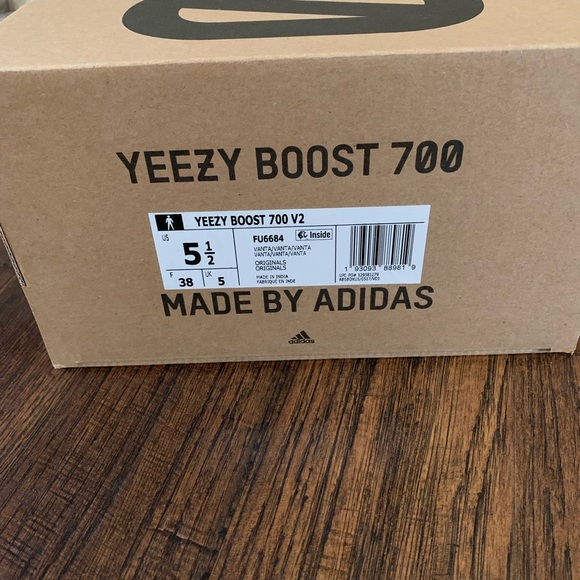 YEEZY BOOST 700 V2 - Picture 5 of 6